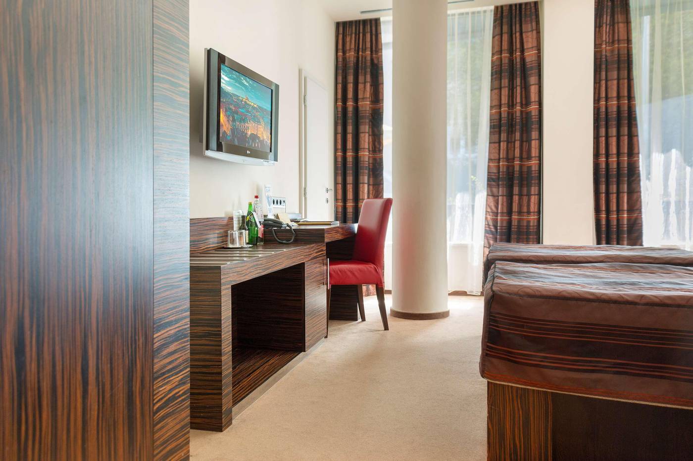 EA-Hotel-Crystal-Palace-Room-13