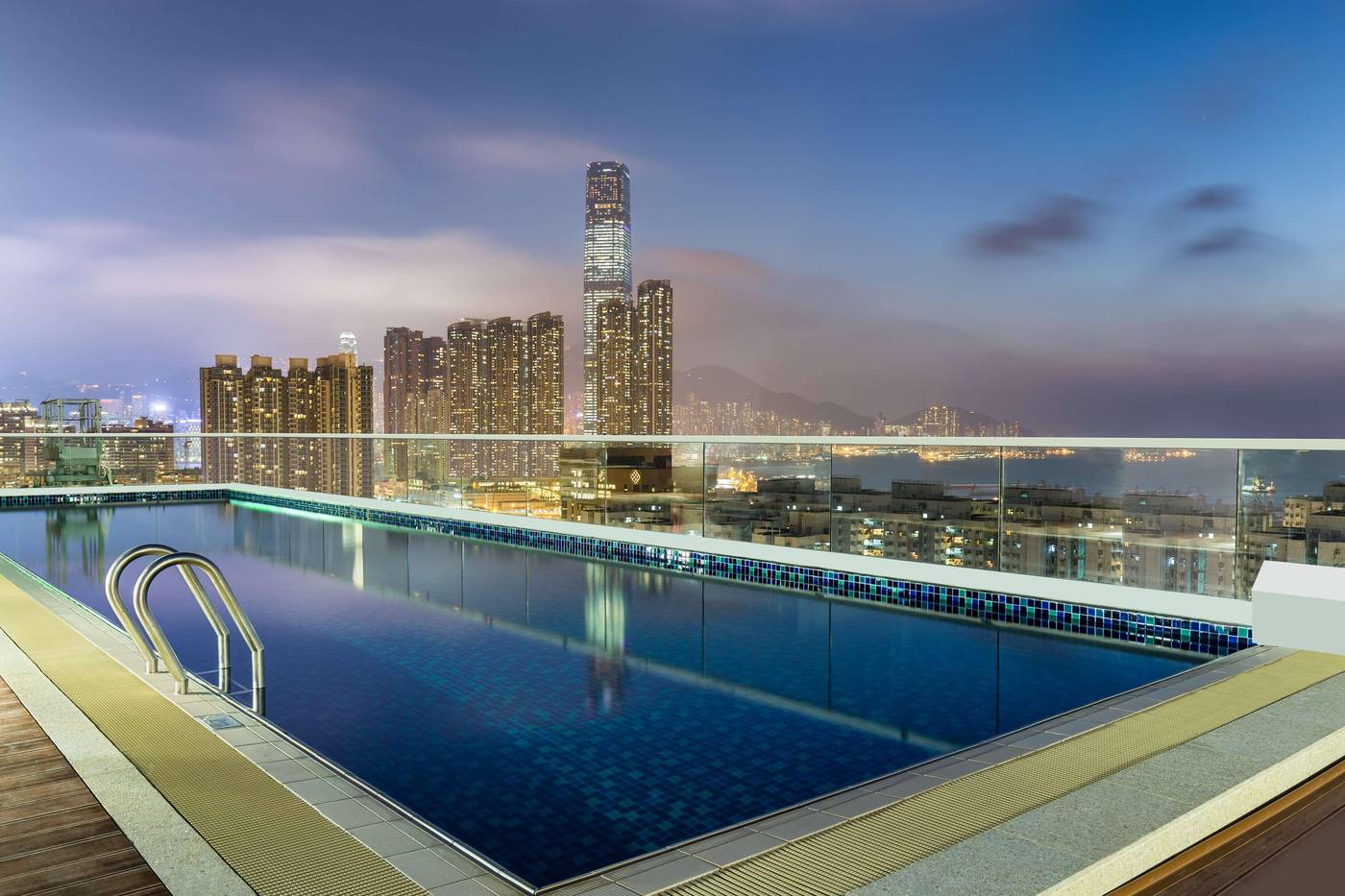 Hilton-Garden-Inn-Hong-Kong-Mongkok-Pool-8
