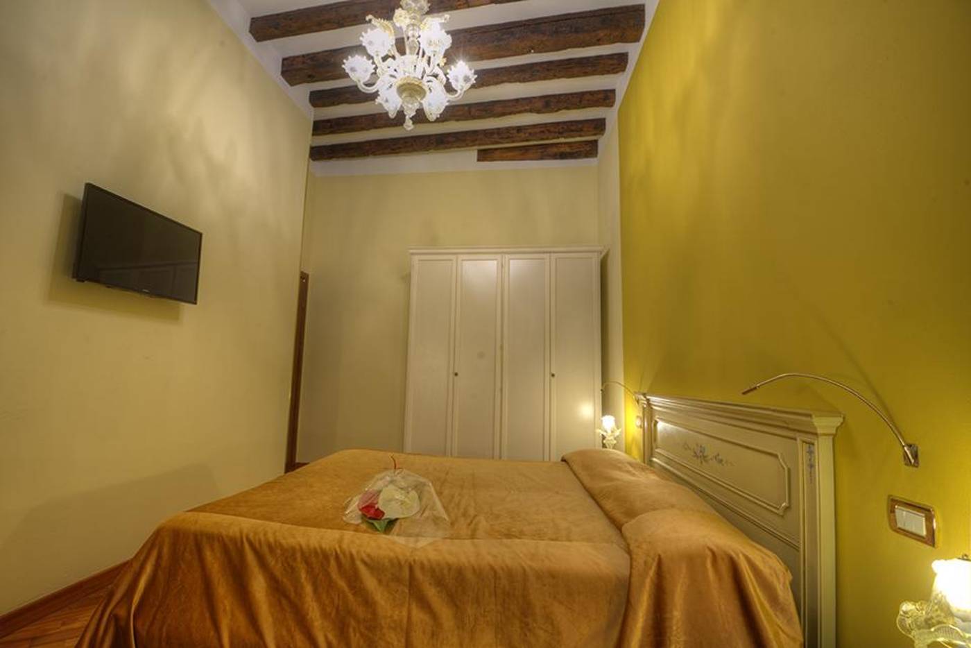 Ca--Dell-Arte-Suites-Room-12