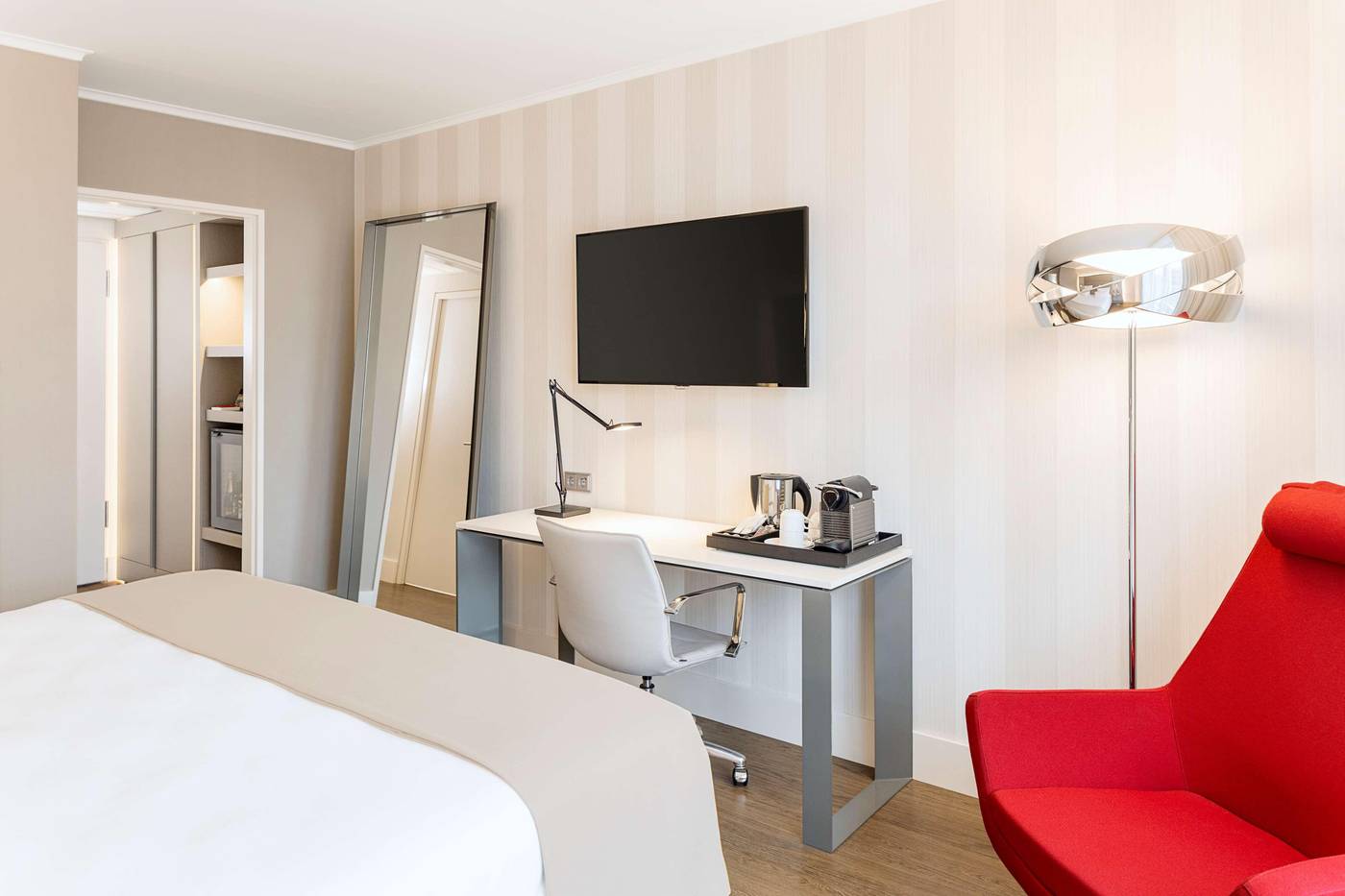 NH-Collection-Berlin-Mitte-am-Checkpoint-Charlie-Room-35