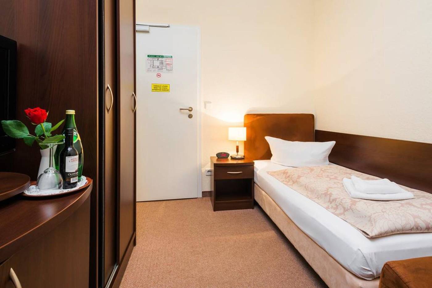 Upper-Room-Hotel-Room-24