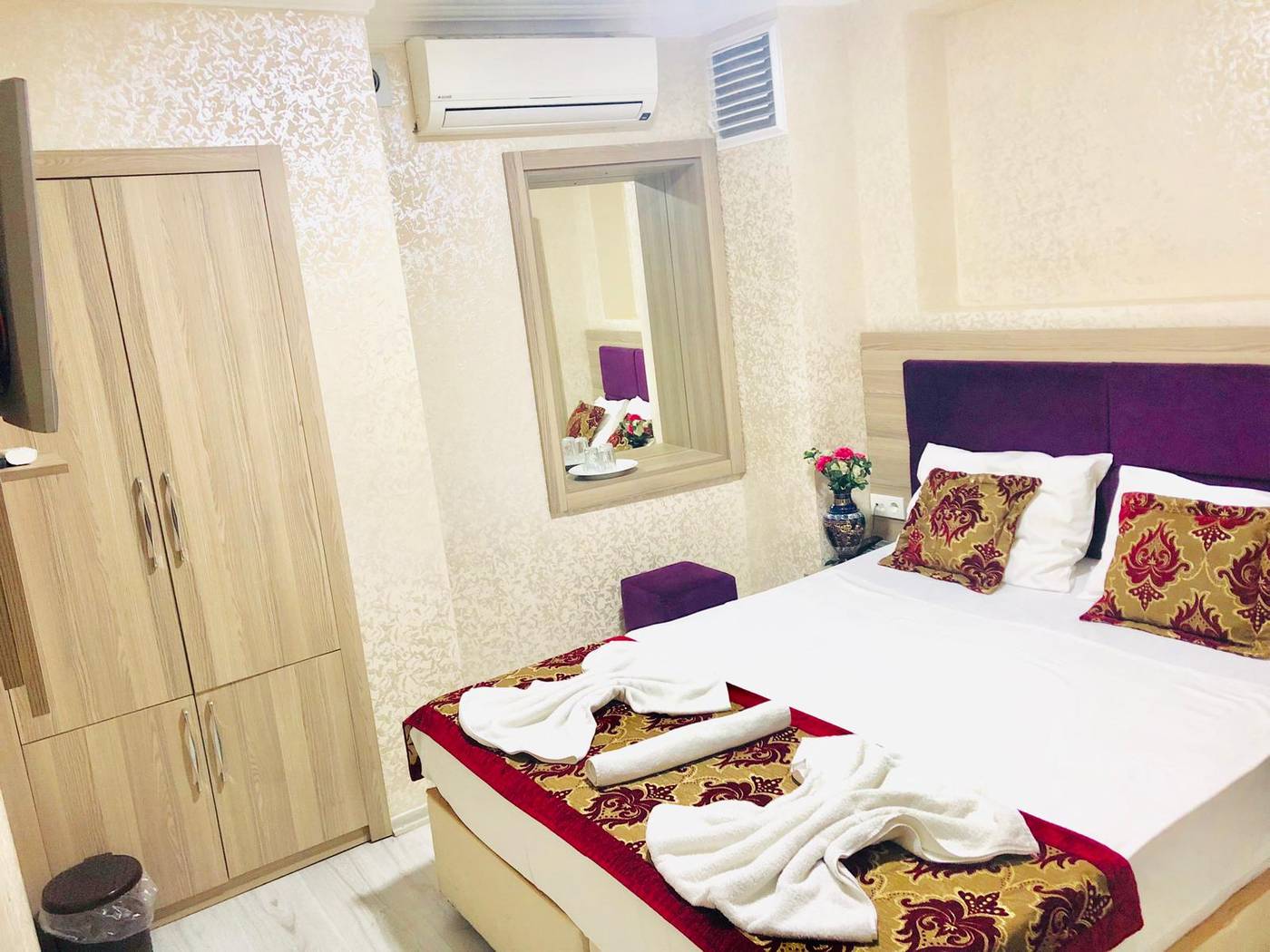 Art-City-Hotel-Room-5