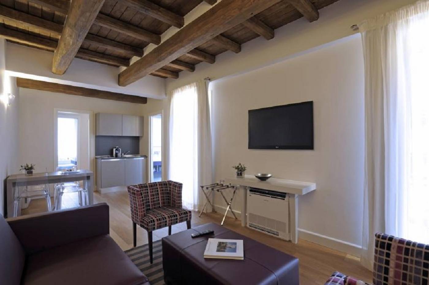 Trevi-Palace-Luxury-Inn-Room-26