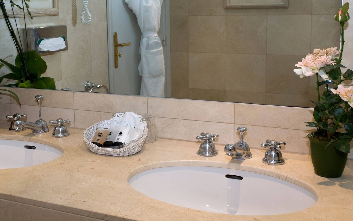 Royal-Arc-de-Triomphe-Room-27