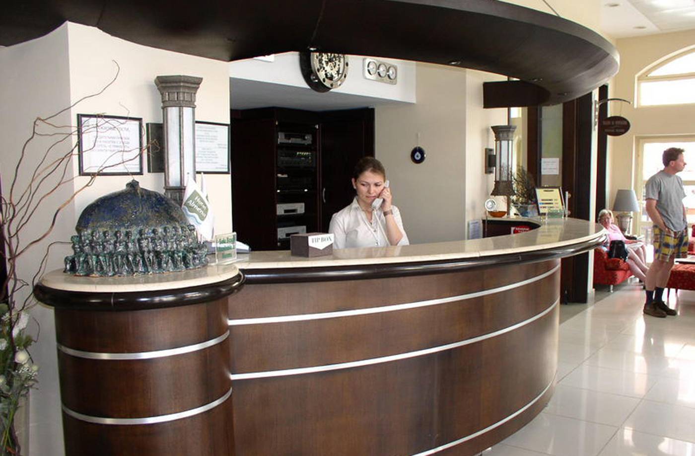 Almena-Hotel-Lobby-19