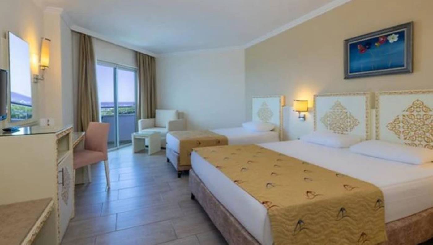 Crystal-Admiral-Resort-Room-29