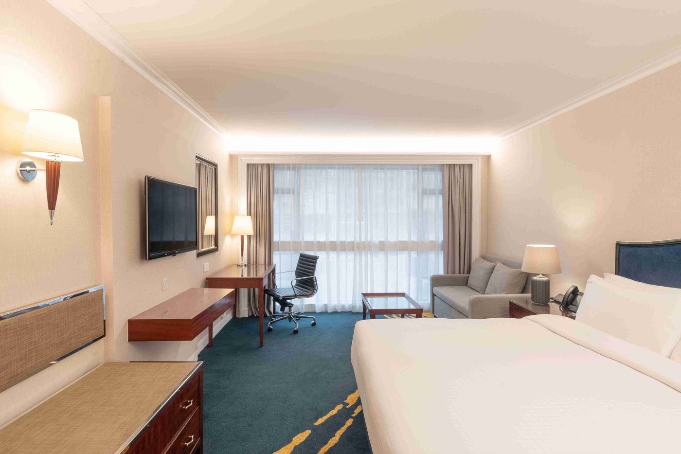 Holiday-Inn-Golden-Mile-Hong-Kong-Room-37