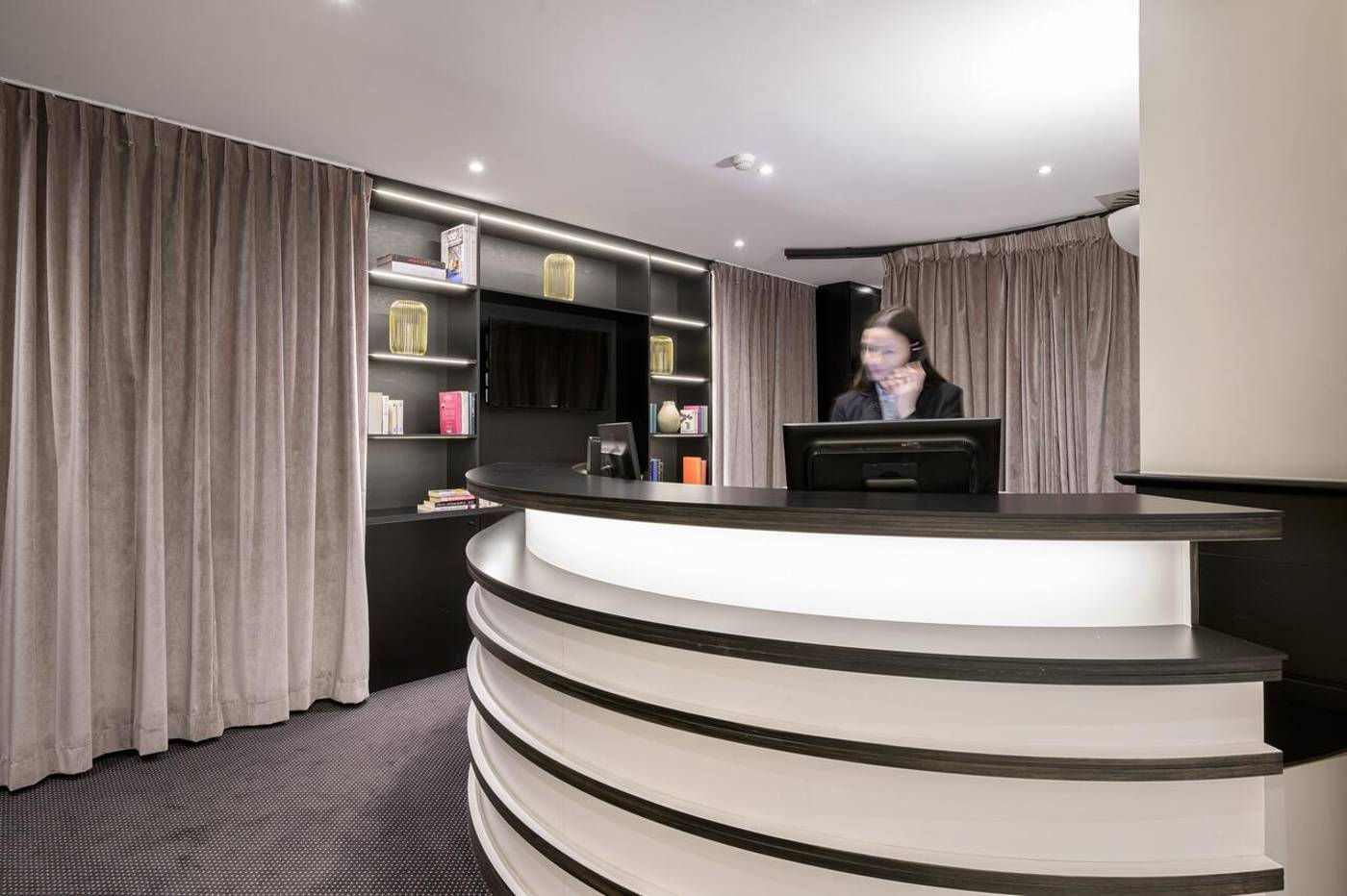 Aris-Grand-Place-Lobby-3