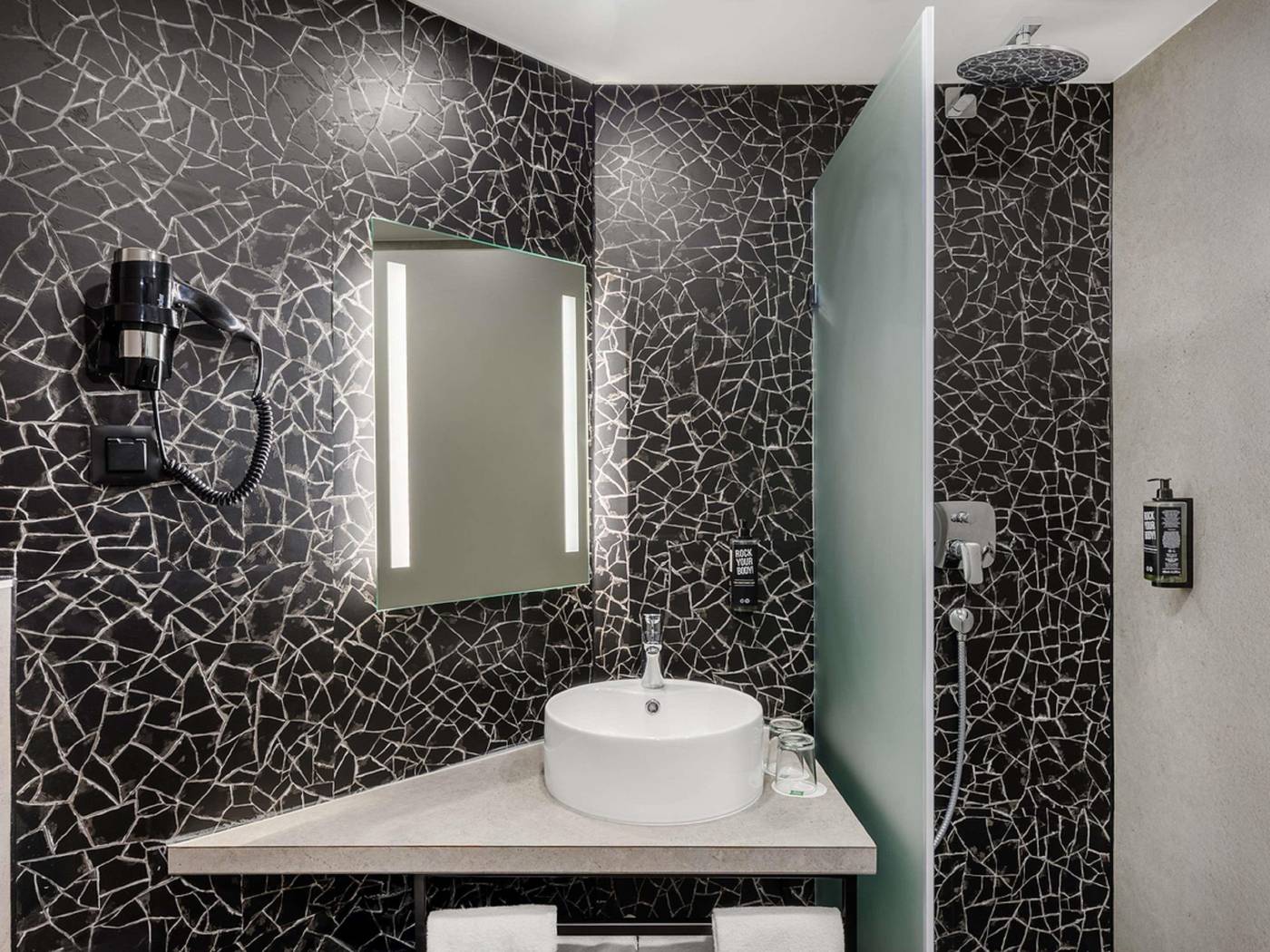 Ibis-Hotel-Heroes-Square-Room-52