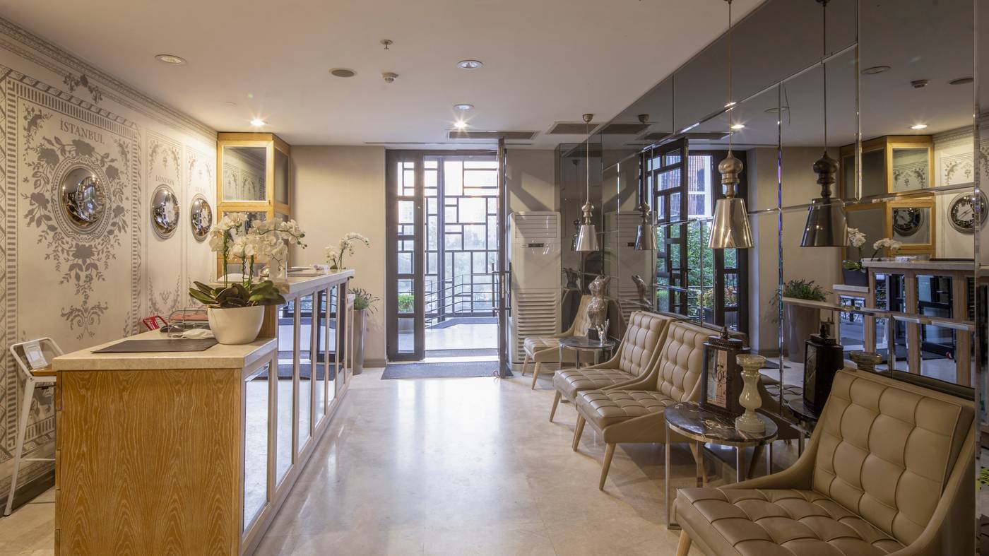 The-Gate-30-Suites-Hotel-Lobby-6