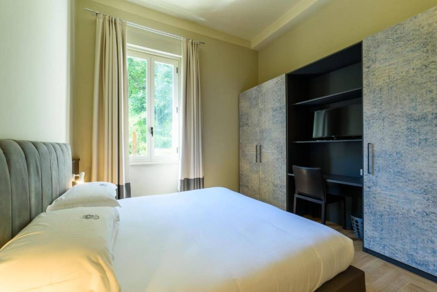 Villa Paradiso-Italy-Meina NO-Room-10