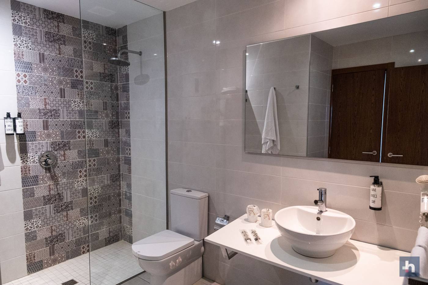 Adonis-Plaza-Room-28