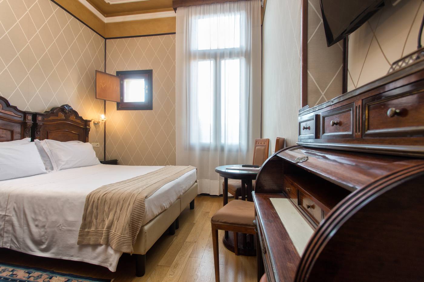 Saturnia---International-Room-21