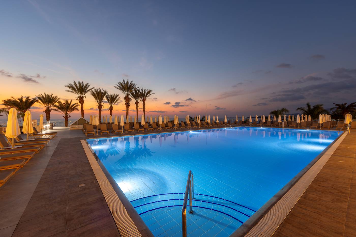 Queens-Bay-Hotel-Pool-6