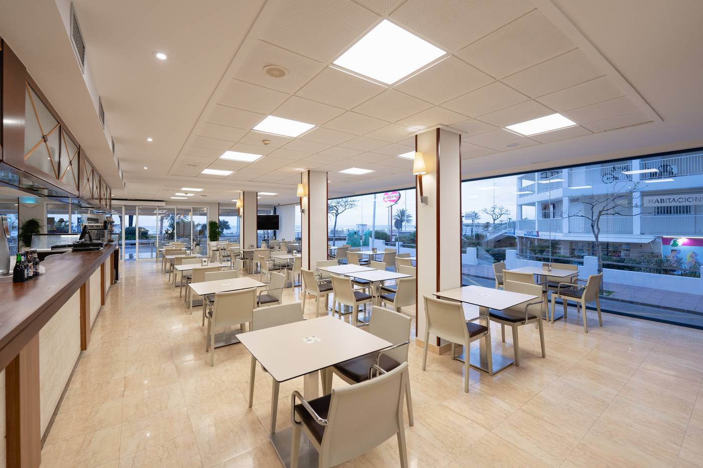 RH-Riviera---Adults-Recommended-Bar-22