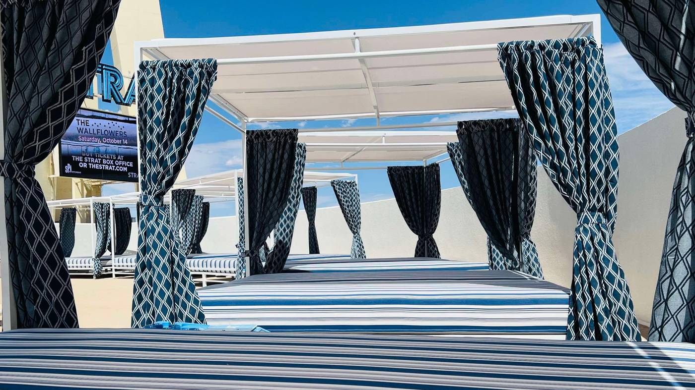 The-Strat-Hotel--Casino---Tower-Room-75