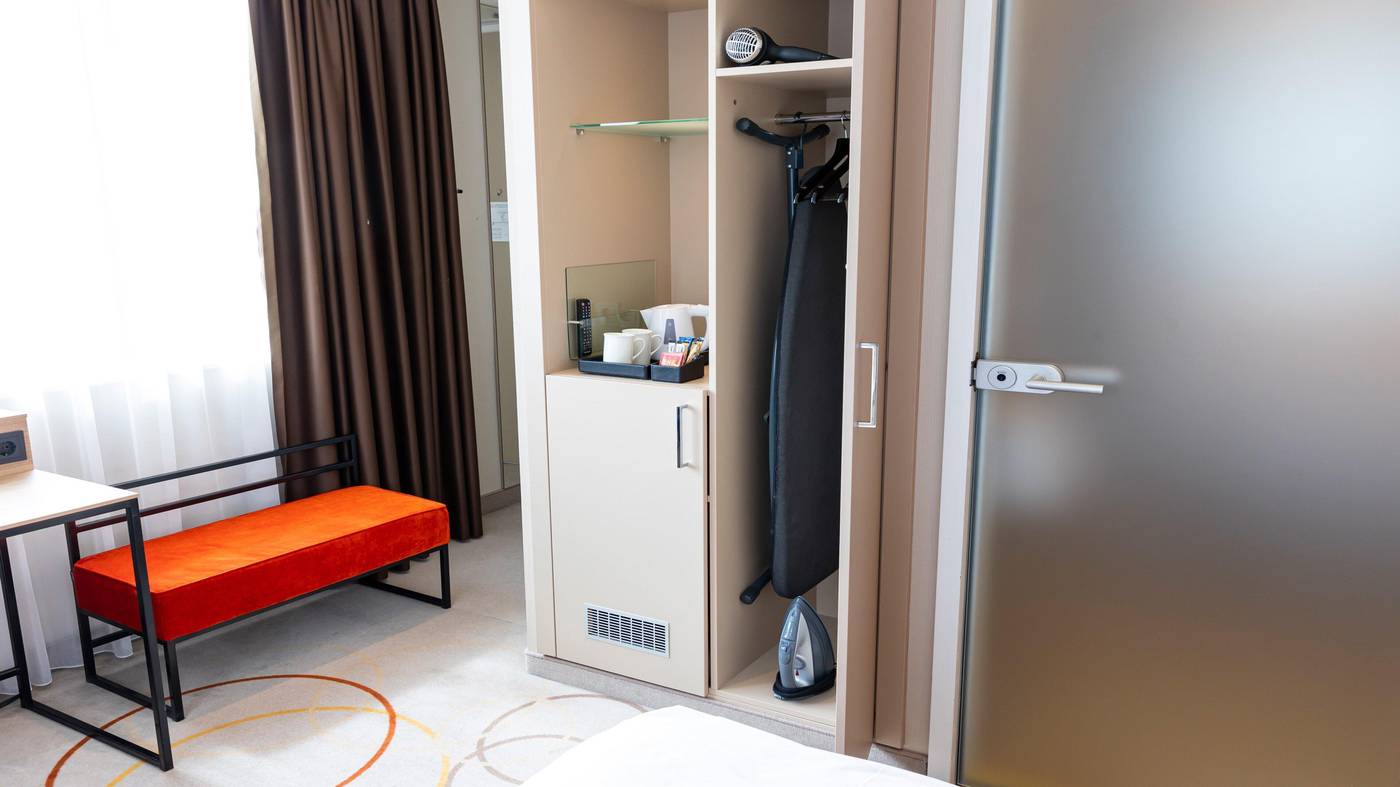 Holiday-Inn-Express-Amsterdam-Arena-Towers-Lobby-11