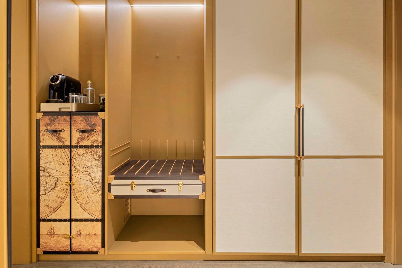 The-Emerald-House-Lisbon--Curio-Collection-by-Hilt-Room-76