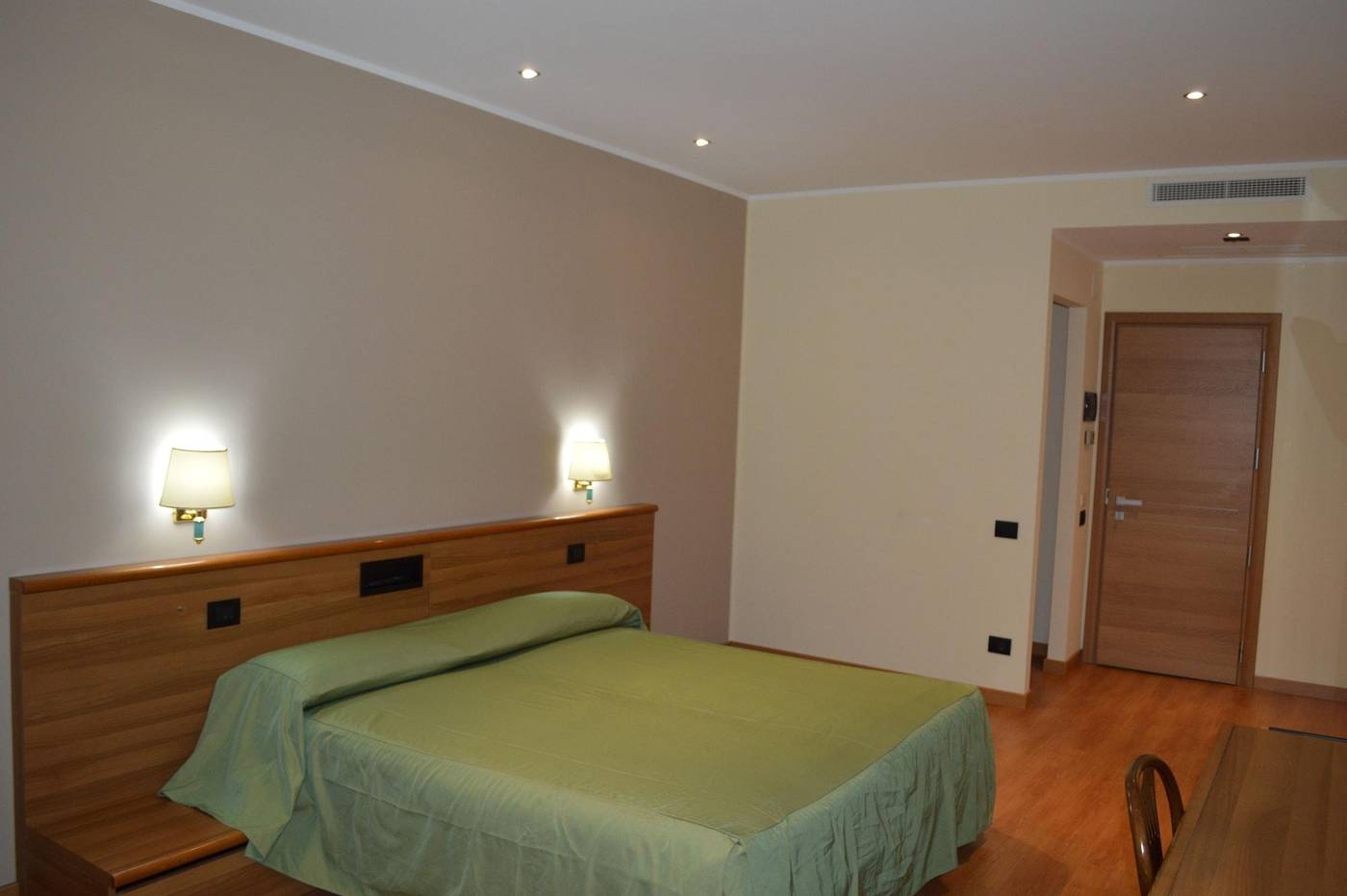 Canadian-Hotel-Room-10