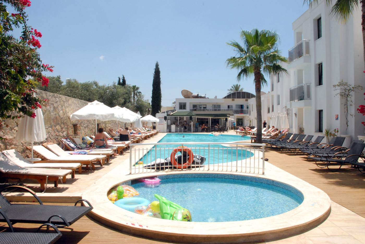 Costa-Queen-Resort-Pool-3