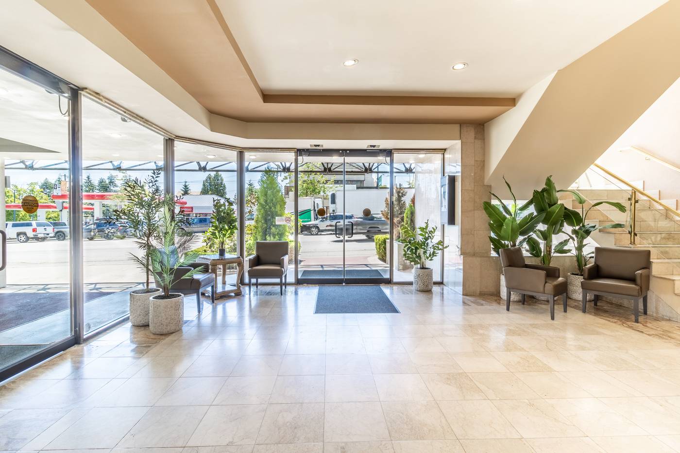 Atrium-Hotel-Vancouver-Lobby-14