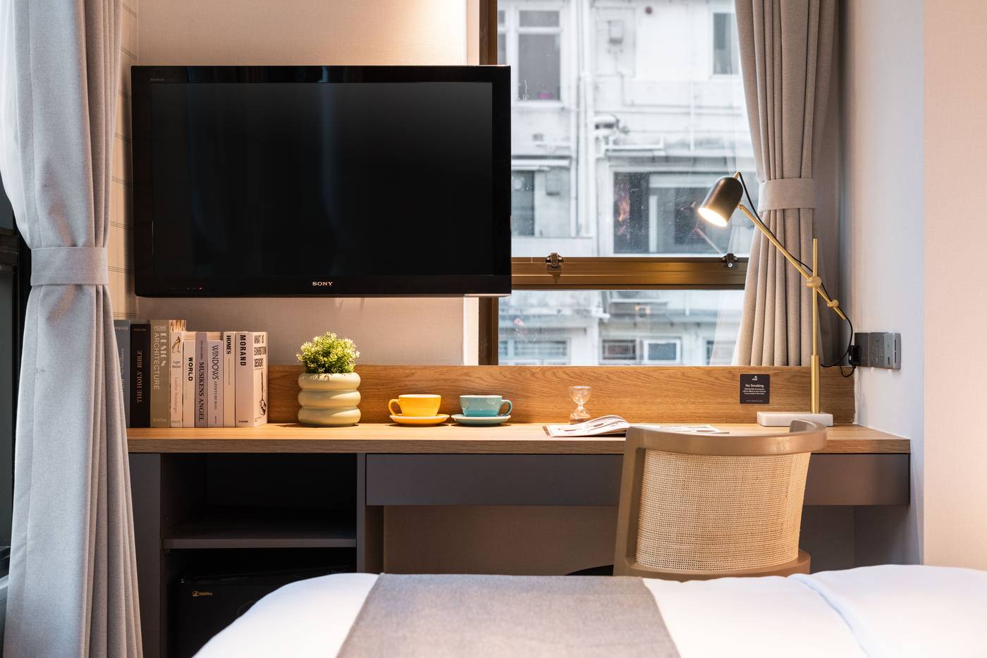 Dash-Living-on-Hollywood-Room-17