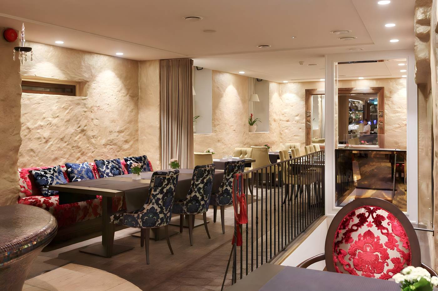 Rixwell-Collection-Savoy-Boutique-Hotel-Bar-4