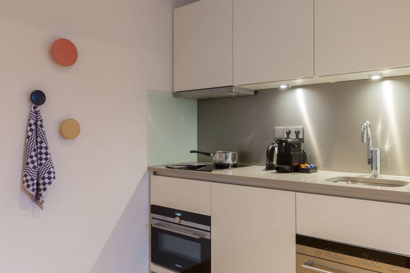 Premier-Suites-Plus-Amsterdam-Room-36