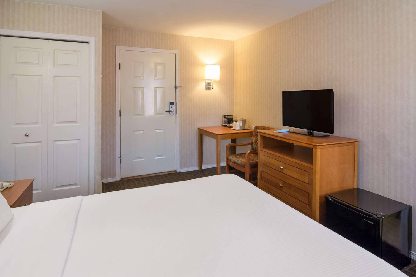 SureStay-by-Best-Western-North-Vancouver-Capilano-Room-14