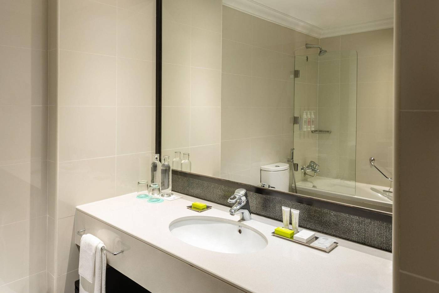 Le-Meridien-Mina-Seyahi-Beach-Resort---Marina-Room-48