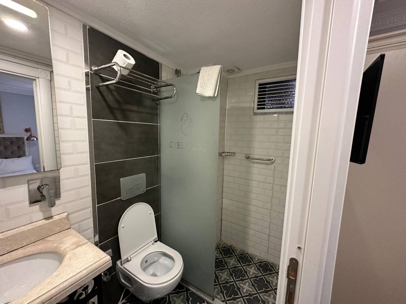 Good-Night-Hotel-Room-33