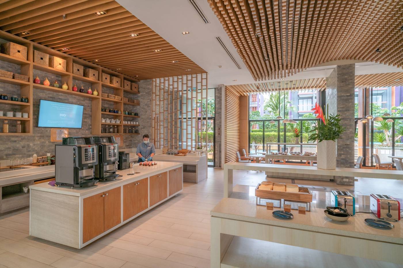 Holiday-Inn-Express-Phuket-Patong-Beach-Central-Restaurant-49