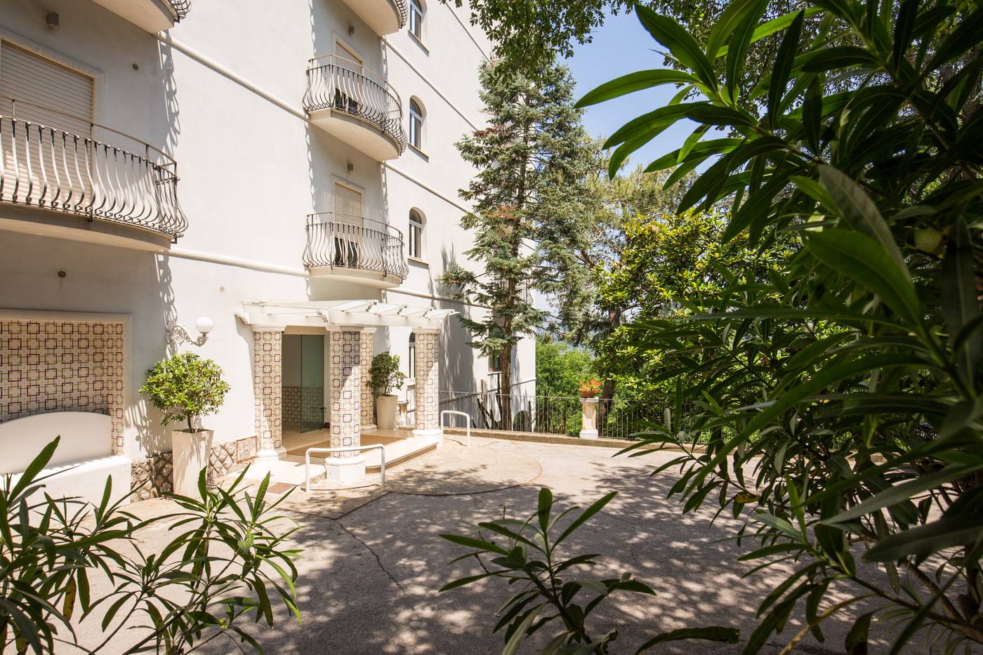 Grand-Hotel-Hermitage-General-view-11