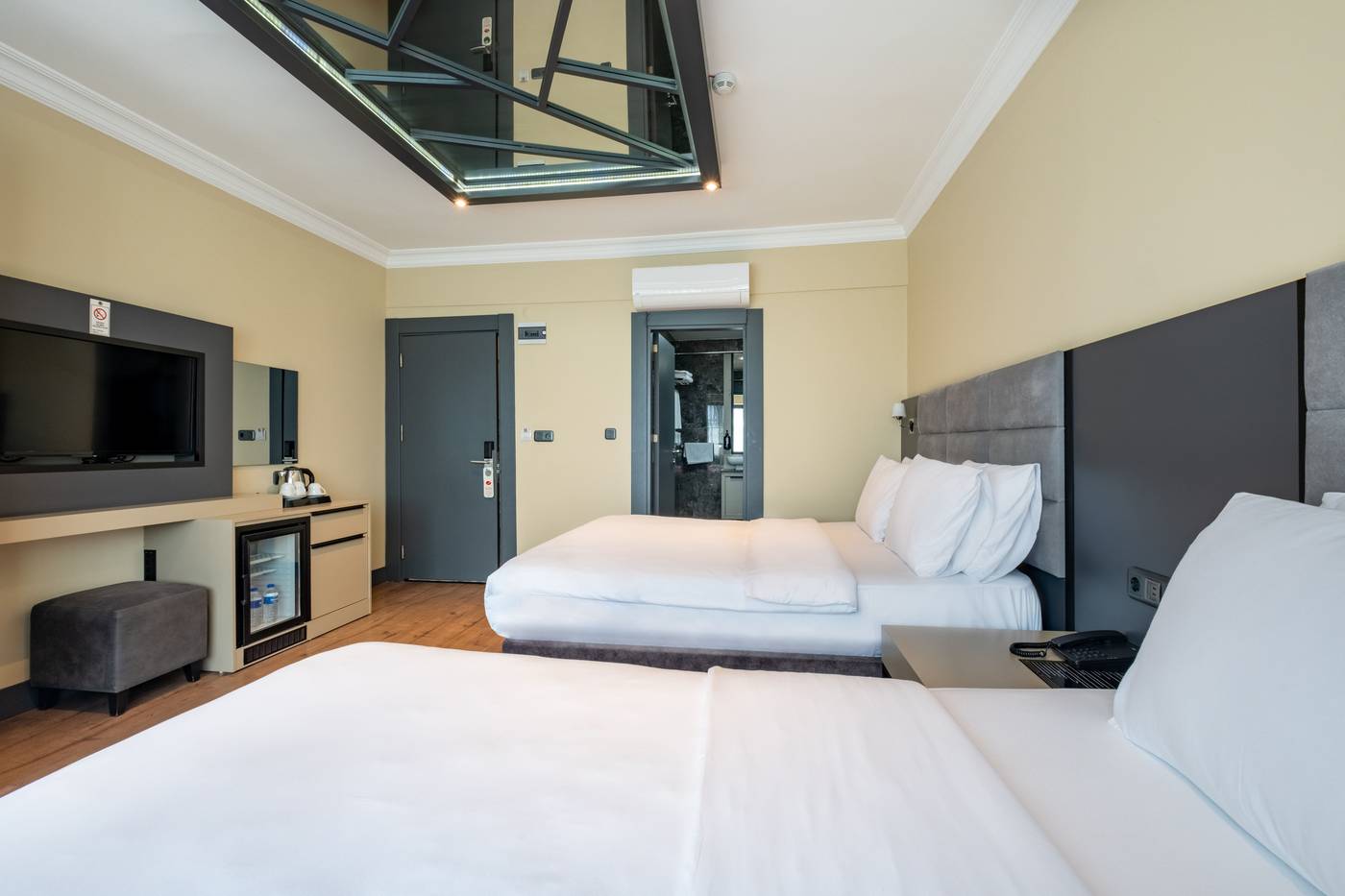 Frt-Airlines-Otel-Room-8