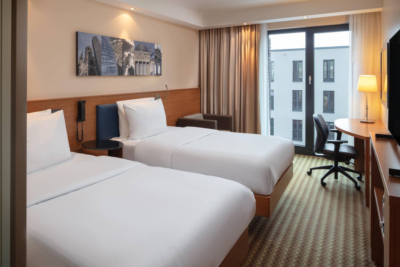 Hampton-By-Hilton-Berlin-City-West-Room-21