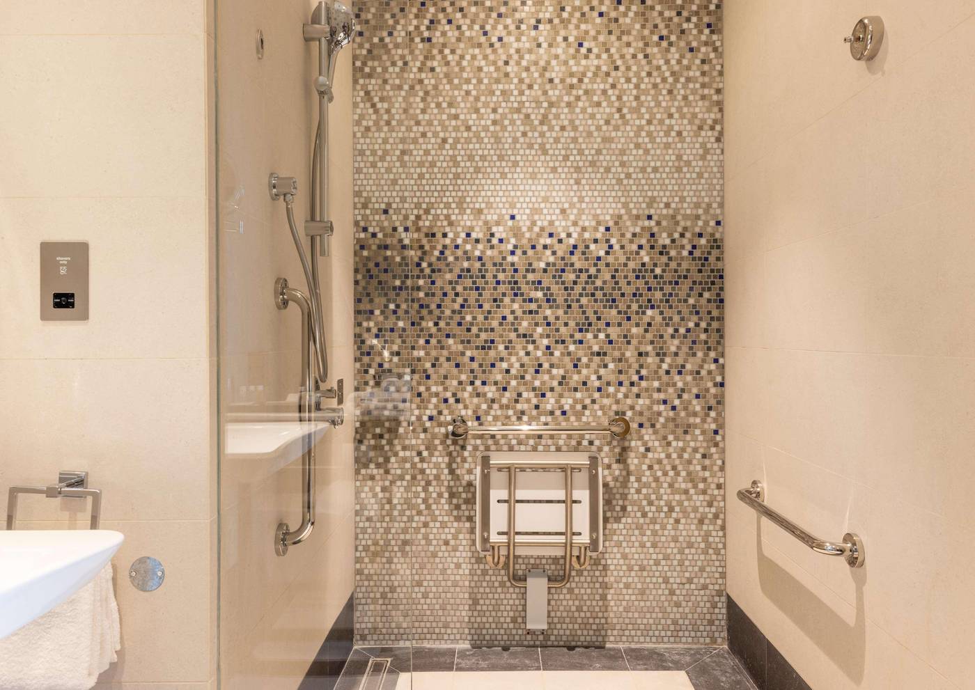 Embassy-Suites-By-Hilton-Doha-Old-Town-Room-27