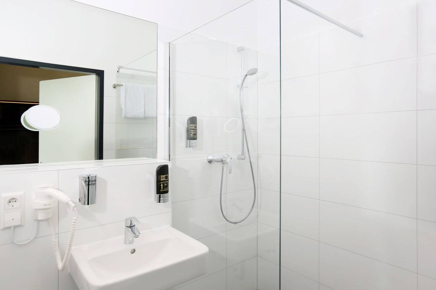 H24-Hoteltow-Room-24