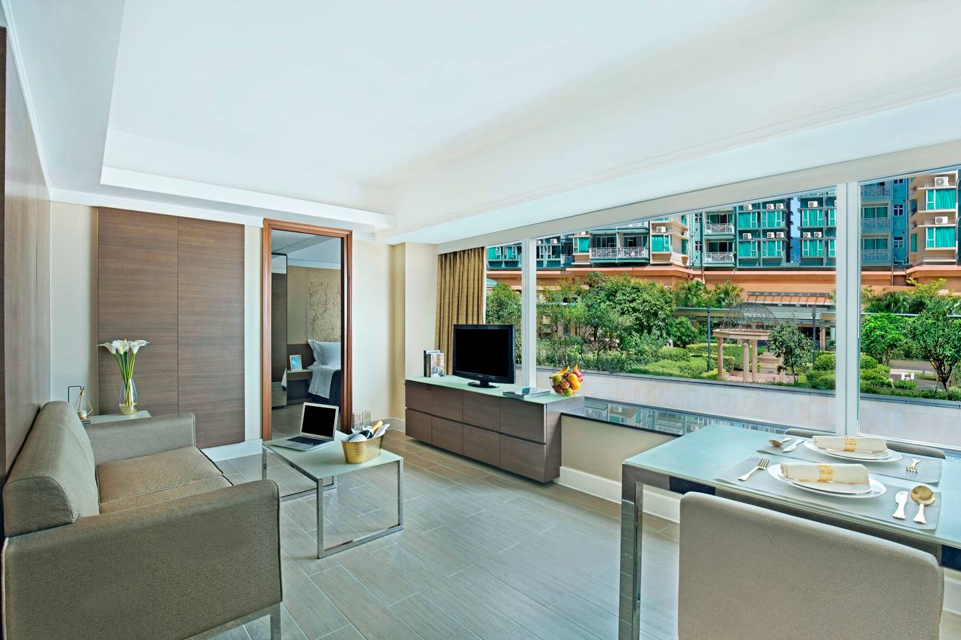 Harbour-Plaza-8-Degrees-Room-4