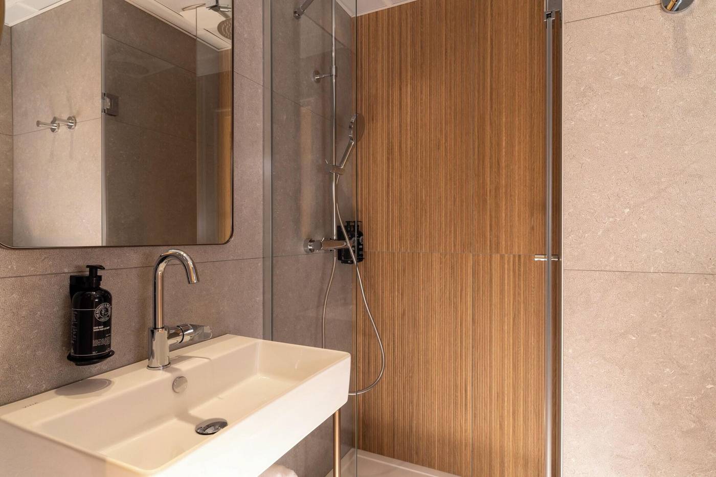 Hotel-Le-Cardinal-Room-19