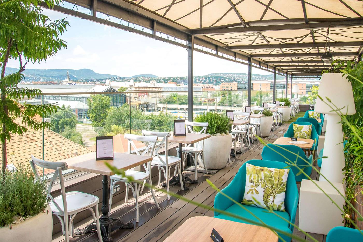 Mystery-Hotel-Budapest-Bar-47