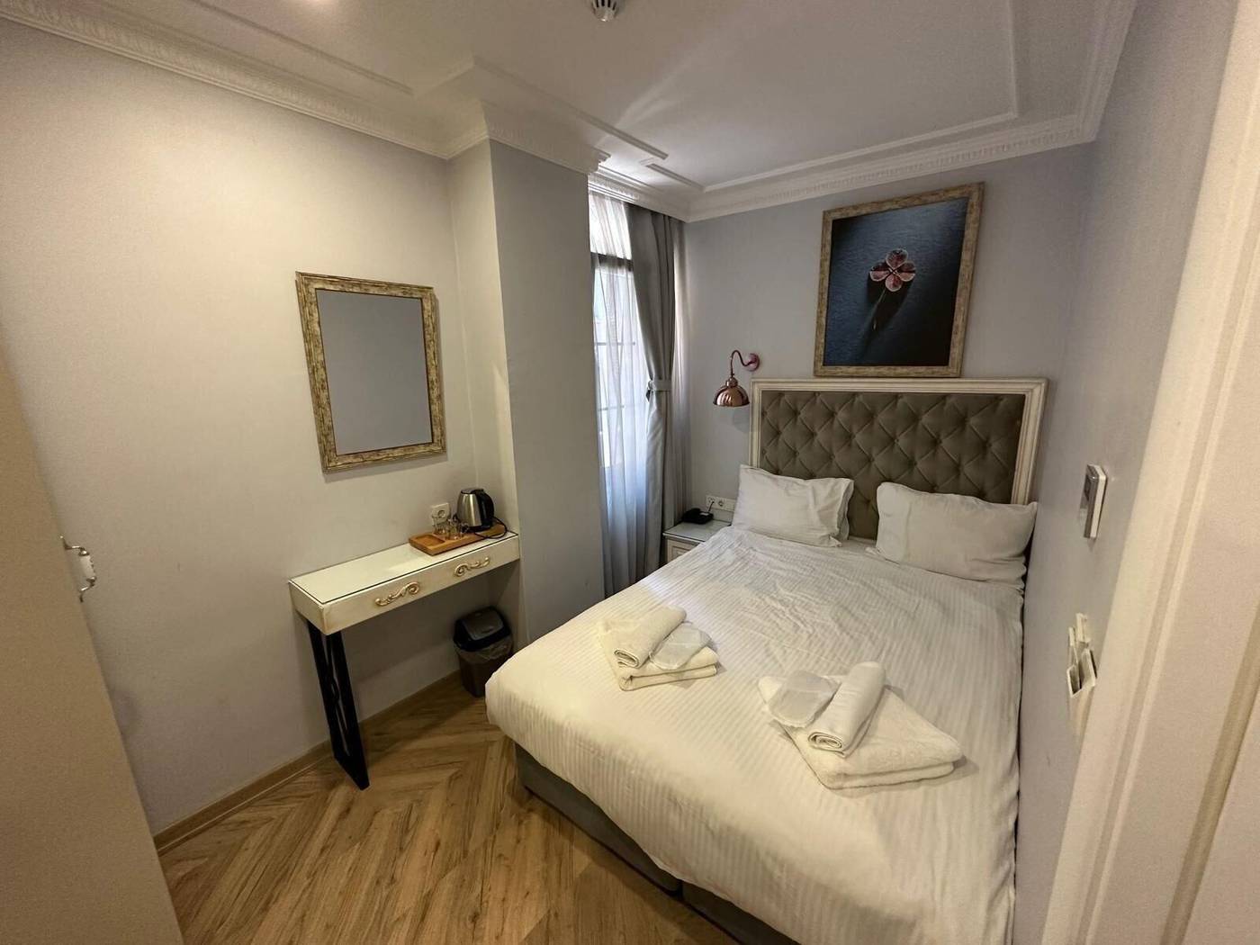 Good-Night-Hotel-Room-14