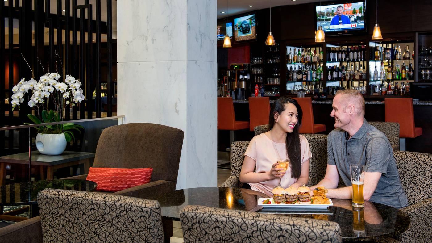 Holiday-Inn-Hotel-and-Suites-Vancouver-Downtown-Bar-9