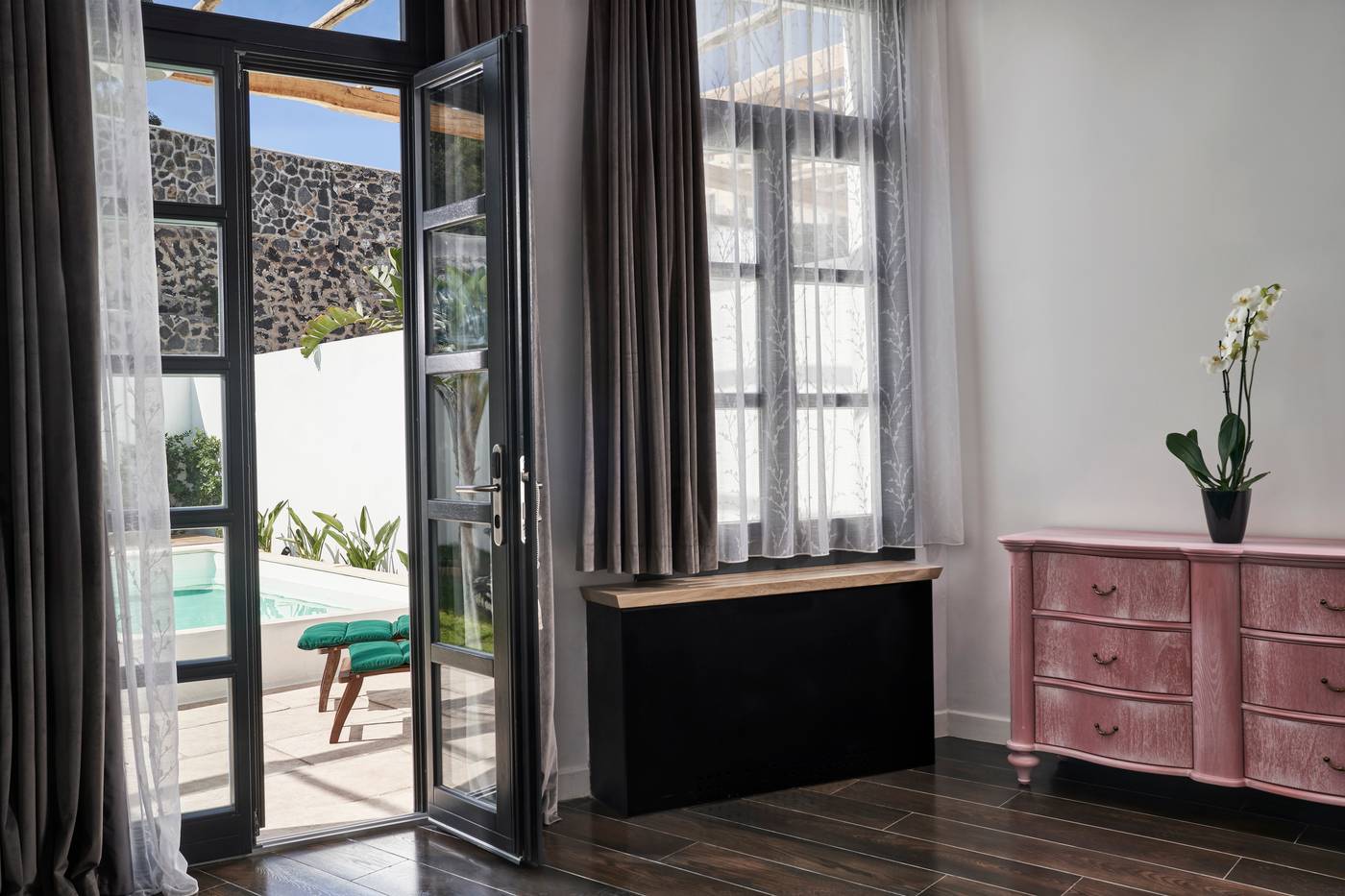 Katikies-Garden-Santorini---The-Leading-Hotels-Room-27