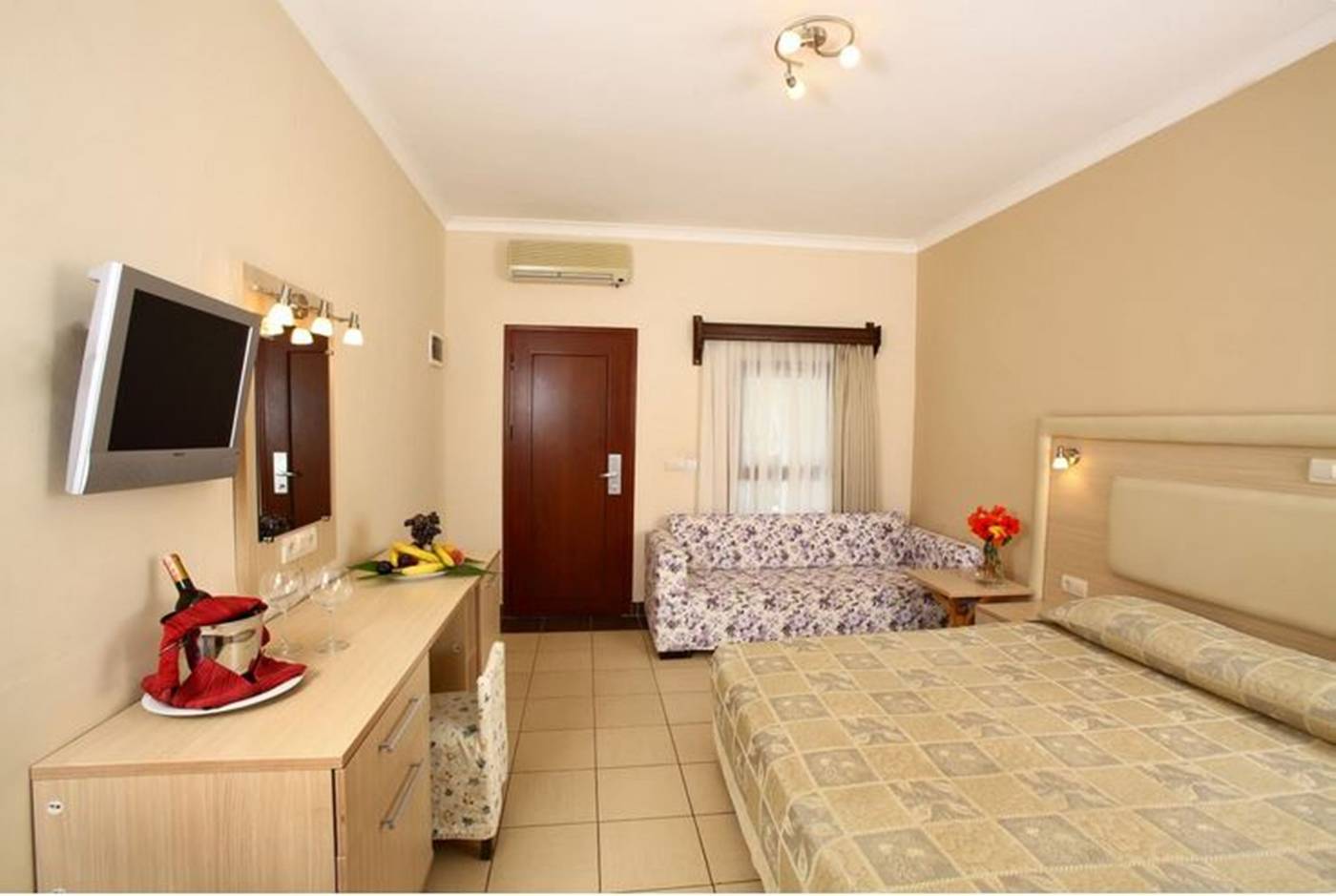 Club-Forever-Room-9