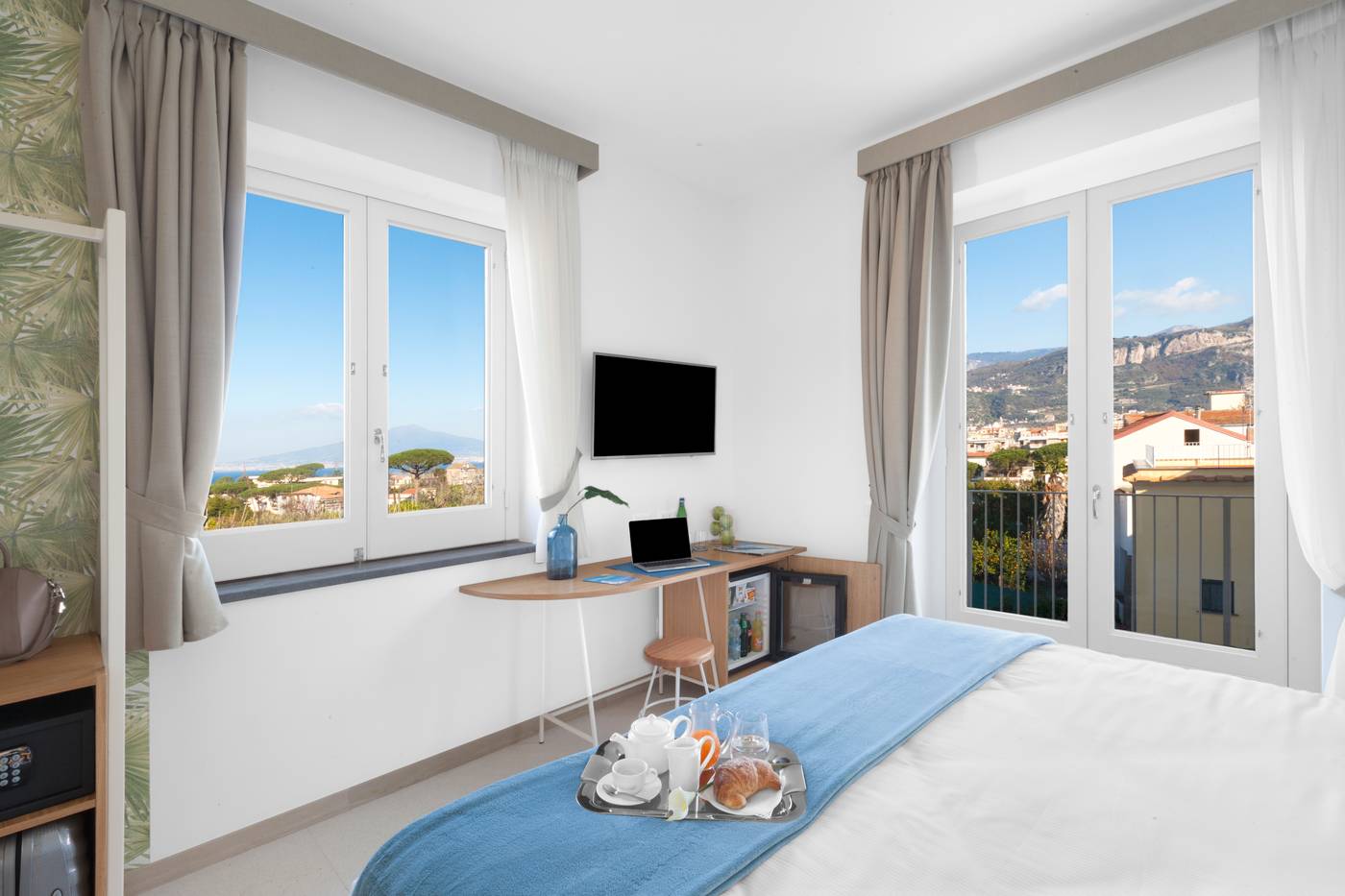 Unconventional-Sorrento-Coast-Room-24