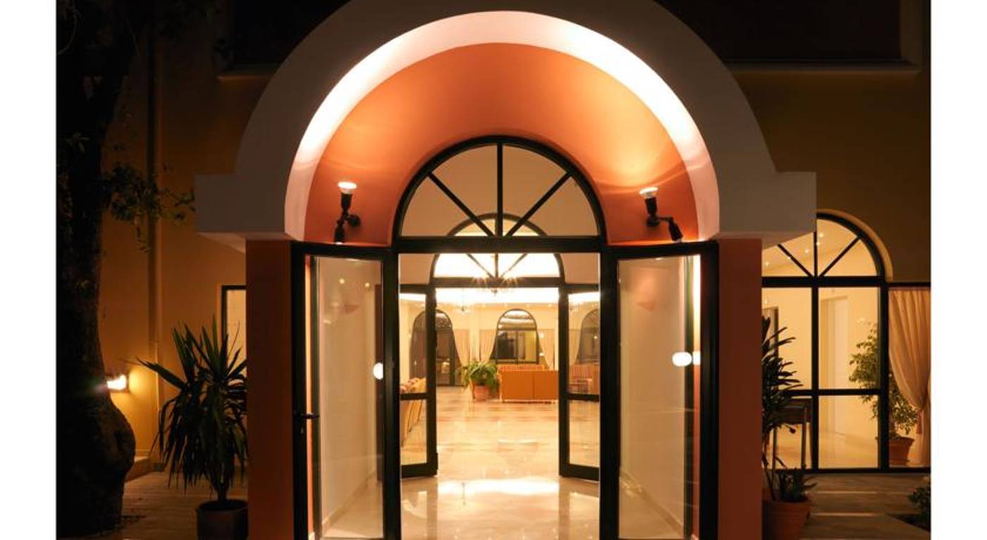 Century-Resort-Apartments-Lobby-81