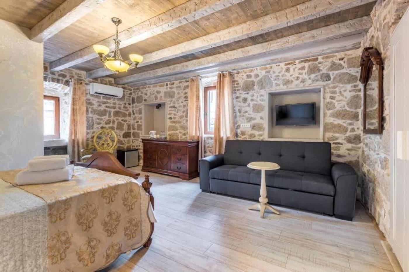 Historic-Plaza-Varos-Split-Room-29