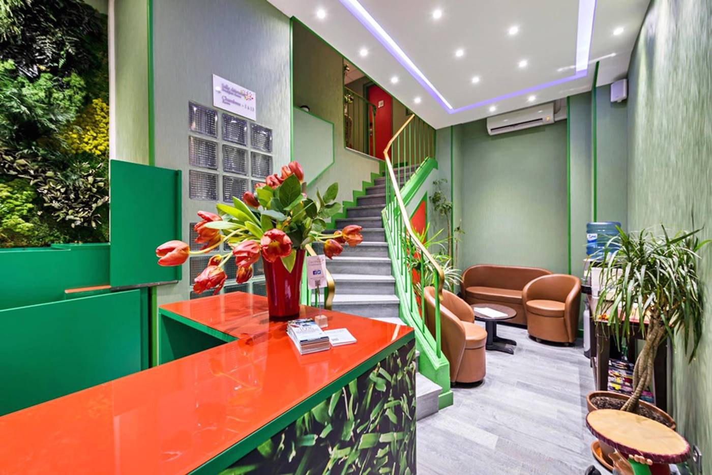 Les-Jardins-de-Montmartre-Lobby-1