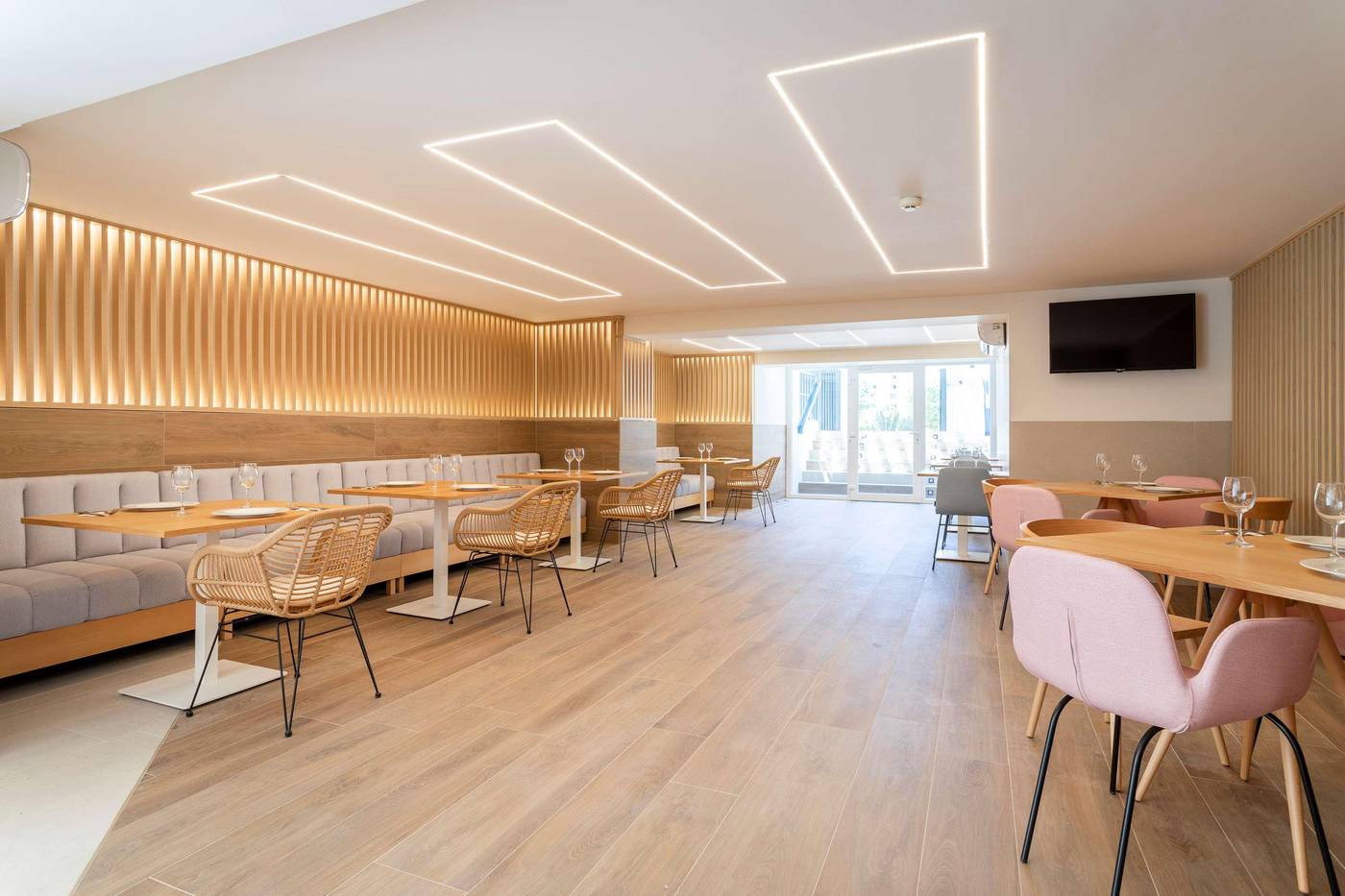 Apartamentos-Halley-Affiliated-By-Melia-Restaurant-32