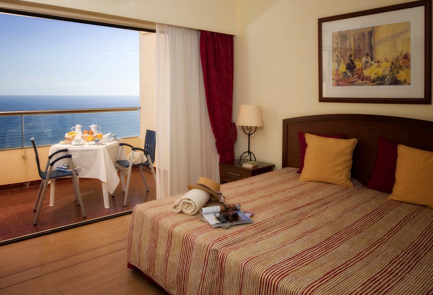 Yellow-Praia-Monte-Gordo-Hotel-Room-6